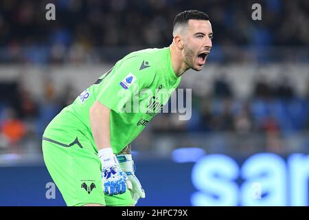 Roma, Italia. 19th Feb 2022. Lorenzo Montipo di Verona durante il calcio Serie A Match, Stadio Olimpico, AS Roma / Verona, 19th Febbraio 2022 Photographer01 Credit: Independent Photo Agency/Alamy Live News Foto Stock