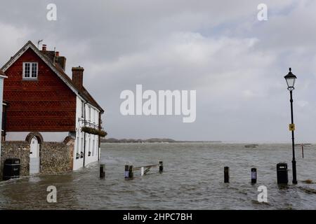 Alluvioni in Langstone High Street vicino a Havant ia conseguenza di un periodo di primavera e Storm Eunice il 18th febbraio 2022. Foto Stock