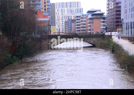 Manchester, Regno Unito, 20th febbraio, 2022. Il fiume Irwell è in piena ma non è ancora traboccante dal Lowry Hotel quando arriva Storm Franklin. Pioggia non-stop nel centro di Manchester, Regno Unito. Credit: Terry Waller/Alamy Live News Foto Stock