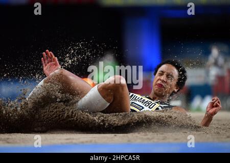 Duesseldorf, Germania. 20th Feb 2022. Malaika Mihambo salta nella fossa di sabbia durante il lungo salto femminile. Credit: Federico Gambarini/dpa/Alamy Live News Foto Stock