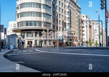 Madrid, Spagna - 3 ottobre 2020: Corsia dei taxi e degli autobus in Gran Via Avenue e Piazza Callao nel centro di Madrid Foto Stock