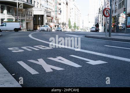 Madrid, Spagna - 3 ottobre 2020: Corsia dei taxi e degli autobus in Gran Via Avenue e Piazza Callao nel centro di Madrid Foto Stock