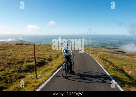 Famosa salita in bicicletta sulla strada a senso unico per Great Dun è caduto nella Eden Valley con ciclista sulla strada verso il basso - soddisfatto! Cumbria, Inghilterra, Regno Unito Foto Stock