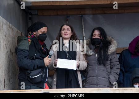 Berlino, Germania. 20th Feb 2022. Dilan Soezeri, 17 anni, è stato attaccato da diversi adulti in una stazione del tram, insultato in modo razziale e brutalmente picchiato. Ora a Berlino ha tenuto un discorso su un raduno contro il razzismo. Ha caricato un video prima che ha ottenuto quasi 9 milioni di visualizzazioni su Instagram, dove ha descritto l'attacco, che ha avuto luogo il 5 febbraio 2022. SÃ¶zeri ha iniziato il suo video con le parole, sono stato battuto, perché sono uno straniero. (Credit Image: © Michael Kuenne/PRESSCOV via ZUMA Press Wire) Credit: ZUMA Press, Inc./Alamy Live News Foto Stock