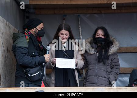 Berlino, Germania. 20th Feb 2022. Dilan Soezeri, 17 anni, è stato attaccato da diversi adulti in una stazione del tram, insultato in modo razziale e brutalmente picchiato. Ora a Berlino ha tenuto un discorso su un raduno contro il razzismo. Ha caricato un video prima che ha ottenuto quasi 9 milioni di visualizzazioni su Instagram, dove ha descritto l'attacco, che ha avuto luogo il 5 febbraio 2022. SÃ¶zeri ha iniziato il suo video con le parole, sono stato battuto, perché sono uno straniero. (Credit Image: © Michael Kuenne/PRESSCOV via ZUMA Press Wire) Foto Stock