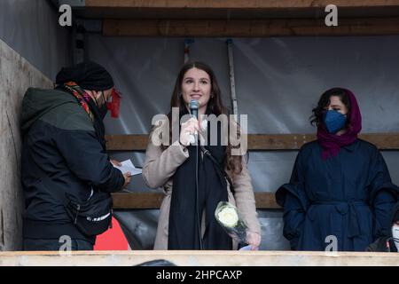 Berlino, Germania. 20th Feb 2022. Dilan Soezeri, 17 anni, è stato attaccato da diversi adulti in una stazione del tram, insultato in modo razziale e brutalmente picchiato. Ora a Berlino ha tenuto un discorso su un raduno contro il razzismo. Ha caricato un video prima che ha ottenuto quasi 9 milioni di visualizzazioni su Instagram, dove ha descritto l'attacco, che ha avuto luogo il 5 febbraio 2022. SÃ¶zeri ha iniziato il suo video con le parole, sono stato battuto, perché sono uno straniero. (Credit Image: © Michael Kuenne/PRESSCOV via ZUMA Press Wire) Foto Stock