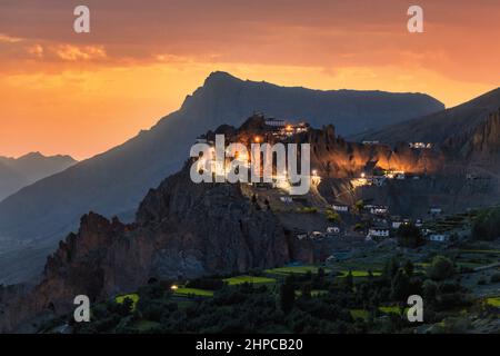 Monastero di Dhankar dopo il tramonto nella Valle di Spiti, Himachal Pradesh, India Foto Stock