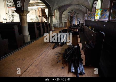 Berlino, Germania. 20th Feb 2022. Le travi bruciate della Chiesa di Paul Gerhardt si trovano ancora nella navata centrale, mentre nel cortile della chiesa si svolge un servizio commemorativo. Un colpevole sconosciuto aveva messo la chiesa al fuoco il 20 gennaio 2022. L'altare e i tubi d'organo sono stati distrutti. Credit: Annette Riedl/dpa/Alamy Live News Foto Stock