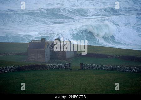 Onde che si infrangono contro la riva a Doolin nella contea di Clare sulla costa occidentale dell'Irlanda. Data foto: Domenica 20 febbraio 2022. Foto Stock