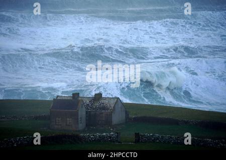 Onde che si infrangono contro la riva a Doolin nella contea di Clare sulla costa occidentale dell'Irlanda. Data foto: Domenica 20 febbraio 2022. Foto Stock