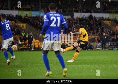 Wolverhampton, Regno Unito. 20th Feb 2022. Ruben Neves #8 di Wolverhampton Wanderers segna un obiettivo per farlo 1-0 a Wolverhampton, Regno Unito il 2/20/2022. (Foto di Simon Whitehead/News Images/Sipa USA) Credit: Sipa USA/Alamy Live News Foto Stock