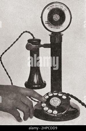 Composizione di un telefono automatico. Dal Wonder Book of Science, pubblicato anni '30. Foto Stock