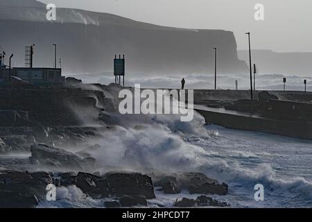 Waves Watchers a Doolin nella contea di Clare sulla costa occidentale dell'Irlanda. Data foto: Domenica 20 febbraio 2022. Foto Stock