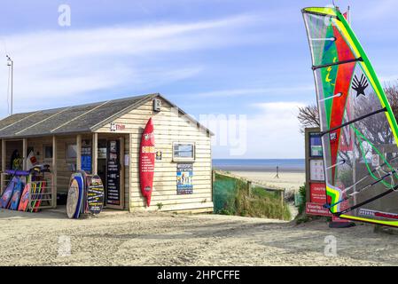 Negozio di articoli sportivi che noleggi tutti i tipi di attrezzature sportive sulla famosa spiaggia sabbiosa di West Wittering, West Wittering, vicino a Chichester, West Sussex, Inghilterra, Regno Unito Foto Stock