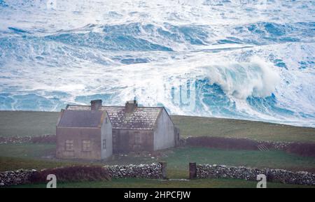 Onde alte a Doolin nella contea di Clare sulla costa occidentale dell'Irlanda. Data foto: Domenica 20 febbraio 2022. Foto Stock