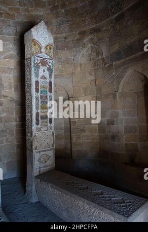 Vecchie lapidi nel cimitero musulmano. 19th tombe del secolo in Azerbaigian - Shamakhi: 22 gennaio, 2022 Foto Stock