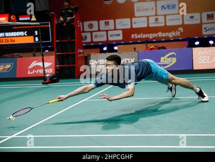 Kuala Lumpur, Malesia. 20th Feb 2022. Lee Zii Jia della Malesia gioca contro DWI Wardoyo Chico Aura dell'Indonesia durante la finale di squadra del singolo maschile al Badminton Asia Team Championships 2022 a Shah Alam sulla periferia di Kuala Lumpur. Credit: SOPA Images Limited/Alamy Live News Foto Stock