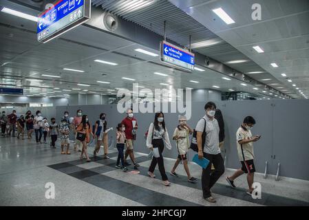 Bangkok, Tailandia. 20th Feb 2022. I bambini con il loro genitore attendono in coda per essere vaccinati alla stazione Bang sue Grand. La Thailandia ha accelerato la vaccinazione a 1st dosi di Covid-19 per i bambini di età compresa tra i 5-11 e i 24 anni per prevenire la diffusione del coronavirus COVID-19 alla stazione Bang sue Grand di Bangkok, in Thailandia. Credit: SOPA Images Limited/Alamy Live News Foto Stock