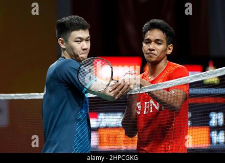 Kuala Lumpur, Malesia. 20th Feb 2022. DWI Wardoyo Chico Aura di Indonesia si congratula con Lee Zii Jia di Malesia durante la finale della partita di squadra maschile al Badminton Asia Team Championships 2022 di Shah Alam, nella periferia di Kuala Lumpur. Credit: SOPA Images Limited/Alamy Live News Foto Stock