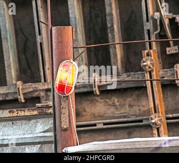 Spia rossa sul cancello per entrare nel cantiere. Foto Stock