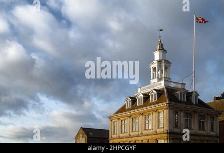 Vista della Top of the 17th Century Customs House a Kings Lynn da Kings Street, Regno Unito Foto Stock