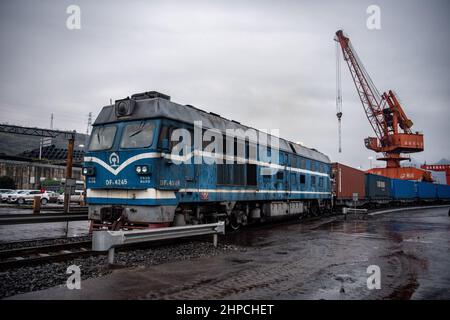 Chongqing, Cina. 19th Feb 2022. Un treno merci Cina-Europa è trainato nel porto di Guoyuan a Chongqing, Cina sudoccidentale, 19 febbraio 2022. Un treno merci Yuxin'ou (Chongqing-Xinjiang-Europe) Cina-Europa che trasporta più di 1.100 tonnellate di alcool polivinilico (PVA) e altri prodotti chimici fini ha lasciato il porto di Guoyuan a Chongqing per Duisburg di Germania il 20 febbraio. Credit: Tang Yi/Xinhua/Alamy Live News Foto Stock