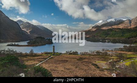 Loch Shiel e il monumento Genfinnan. Foto Stock