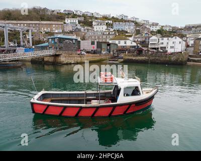 Traghetto passeggeri Polruan che arriva a Polruan Quay per prendere i passeggeri. Cornwall, Regno Unito Foto Stock