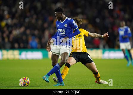 Wilfred Ndidi di Leicester City (a sinistra) e Ruben Neves di Wolverhampton Wanderers combattono per la palla durante la partita della Premier League al Molineux Stadium di Wolverhampton. Data foto: Domenica 20 febbraio 2022. Foto Stock