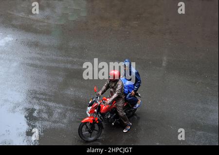 Due uomini all'aperto che indossa caschi moto e uniformi Foto stock - Alamy