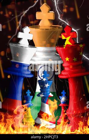 india, noi, taiwan, ucraina vs russia e cina bandiere dipingono sopra su scacchi re. 3D illustrazione. World War 3 concetto. Foto Stock