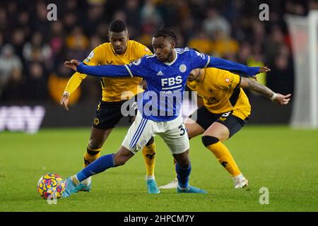 Ademola Lookman (centro) di Leicester City combatte per la palla con Ruben Neves di Wolverhampton Wanderers (a destra) e Romain Saiss di Wolverhampton Wanderers durante la partita della Premier League allo stadio Molineux di Wolverhampton. Data foto: Domenica 20 febbraio 2022. Foto Stock