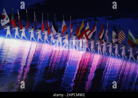 Pechino, Cina. 20th Feb 2022. Bandiere di vari paesi durante la cerimonia di chiusura dei Giochi Olimpici invernali di Pechino 2022 allo Stadio Nazionale di Pechino. (Credit Image: © David G. McIntyre/ZUMA Press Wire) Foto Stock