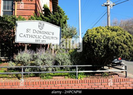 Cartello presso la chiesa di San Domenico a San Francisco, California; una parrocchia cattolica romana nel quartiere occidentale di Bush e Steiner Street. Foto Stock