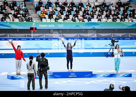 (L-R) Miho Takagi (JPN), Erin Jackson (USA), Angelina Golikova (ROC),13 FEBBRAIO 2022 - Speed Skating : cerimonia del fiore delle donne del 500m durante il Beiji Foto Stock