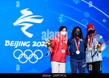 (L-R) Miho Takagi (JPN), Erin Jackson (USA), Angelina Golikova (ROC),14 FEBBRAIO 2022 - Speed Skating : cerimonia della Medaglia delle Donne del 500m durante il Beijin Foto Stock