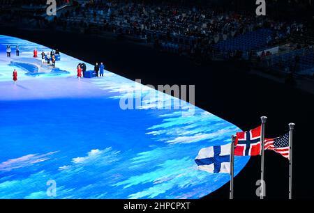 Pechino, Cina. 20th Feb 2022. La foto scattata il 20 febbraio 2022 mostra la cerimonia della vittoria dell'evento di partenza di massa 30km delle donne dello sci di fondo durante la cerimonia di chiusura dei Giochi Olimpici invernali di Pechino 2022 allo Stadio Nazionale di Pechino, capitale della Cina. Credit: Yibo/Xinhua/Alamy Live News Foto Stock