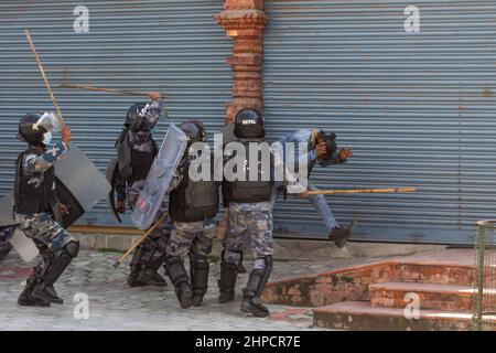 Kathmandu, Nepal. 16th Feb 2022. I poliziotti nepalesi hanno battuto un manifestante durante una protesta a Kathmandu. Diversi partiti politici le ali giovanili si scontrano con la polizia nepalese al di fuori del Parlamento federale per protestare contro una sovvenzione di 500 milioni di dollari, nota come patto della Millennium Challenge Corporation (MCC). L'accordo, firmato nel 2017, deve ancora essere ratificato dal parlamento, che ha tempo fino alla fine del febbraio 2022 per farlo. I manifestanti affermano che l’accordo mina la sovranità del Nepal, affidando troppa influenza agli Stati Uniti. Credit: SOPA Images Limited/Alamy Live News Foto Stock