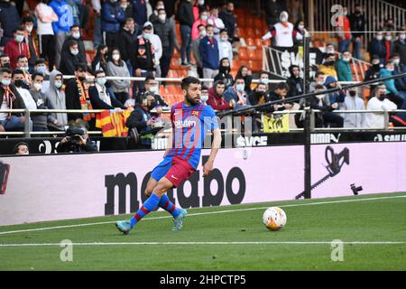 VALENCIA - 20 FEBBRAIO: Jordi Alba del FC Barcellona guida la palla durante la partita la Liga tra Valencia CF e FC Barcellona allo stadio Mestalla il 20 febbraio 2022 a Valencia, Spagna. (Foto di Sara Aribó/PxImages) Foto Stock