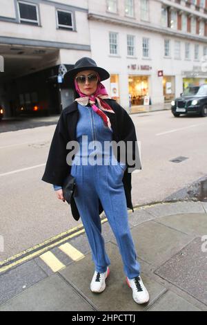 Londra, Regno Unito, 20 febbraio 2022. Street fashion alla London Fashion Week. Data foto: Domenica 20 febbraio 2022. Il credito fotografico dovrebbe leggere: Katie Collins/EMPICS/Alamy Live News Foto Stock