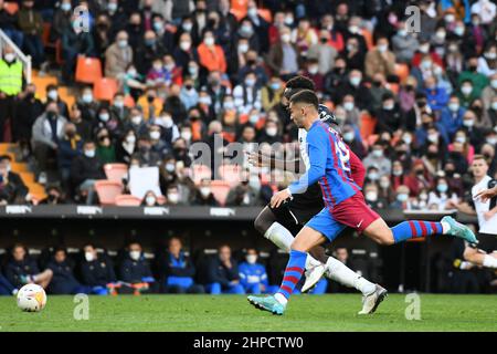 VALENCIA - 20 FEBBRAIO: Diakhaby di Valencia CF combatte per la palla con Ferran Torres del FC Barcelona durante la partita la Liga tra Valencia CF e FC Barcellona allo Stadio Mestalla il 20 febbraio 2022 a Valencia, Spagna. (Foto di Sara Aribó/PxImages) Foto Stock