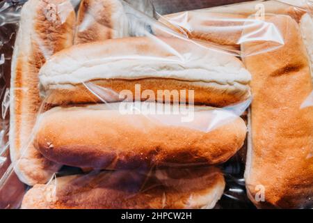 panini caldi freschi confezionati in una borsa di plastica Foto Stock