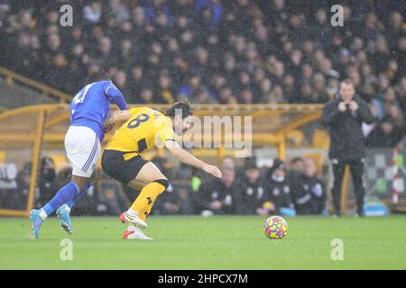 WOLVERHAMPTON, REGNO UNITO. FEB 19TH. Ruben Neves of Wolves e Ademola Lookman of Leicester City combattono per il possesso durante la partita della Premier League tra Wolverhampton Wanderers e Leicester City a Molineux, Wolverhampton domenica 20th febbraio 2022. (Credit: James Holyoak | MI News ) Credit: MI News & Sport /Alamy Live News Foto Stock