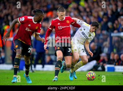 Scott McTominay (al centro) del Manchester United e Daniel James del Leeds United combattono per la palla durante la partita della Premier League a Elland Road, Leeds. Data foto: Domenica 20 febbraio 2022. Foto Stock