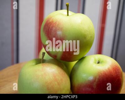Un mazzo di succose mele rosse, un primo colpo. Frutta matura. Foto Stock