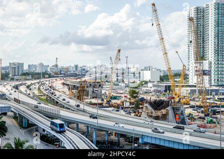 Miami Florida i-395 autostrada Dolphin Expressway MacArthur Causeway strada cantiere gru Metromover treno navetta persone mover libero pubblico trans Foto Stock