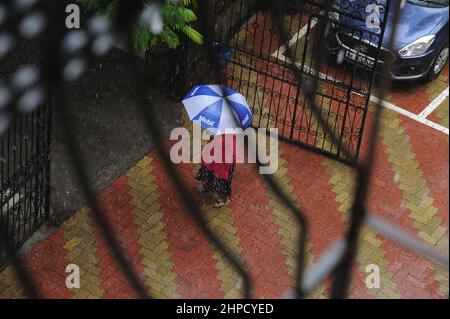 Mumbai; Maharashtra; India- Asia, giugno 2019 : immagine sfocata, vista aerea, donna in piedi tenendo un ombrello sopra la testa in forte pioggia. Foto Stock