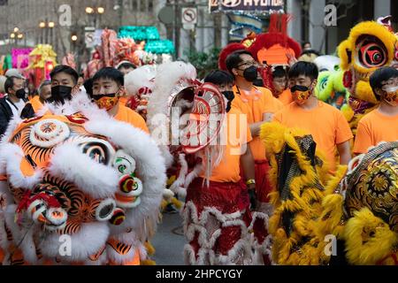 San Francisco, California, Stati Uniti. 19th Feb 2022. I partecipanti si preparano per la sfilata di Capodanno cinese a San Francisco. Il 2022 è l'anno della Tigre. Credit: Tim Fleming/Alamy Live News Foto Stock