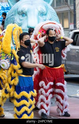 San Francisco, California, Stati Uniti. 19th Feb 2022. I partecipanti si preparano per la sfilata di Capodanno cinese a San Francisco. Il 2022 è l'anno della Tigre. Credit: Tim Fleming/Alamy Live News Foto Stock