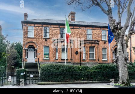 Ambasciata d'Italia a Northumberland Road, Dublino, Irlanda. Con le bandiere dell'Italia e dell'Unione europea a pieno titolo. Foto Stock